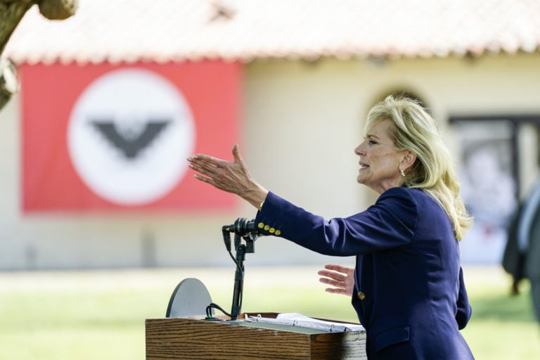 La primera dama, Jill Biden asegura en español que “Sí se puede” aprobar Reforma Migratoria