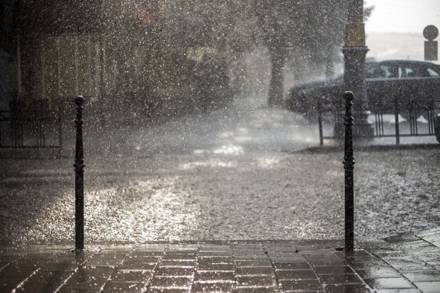 Duro clima causa daños y millones en EEUU continúan bajo alerta de tormenta severa