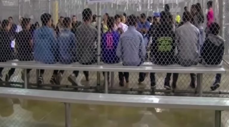 Muestran cómo viven los niños migrantes que están en custodia (VIDEO)