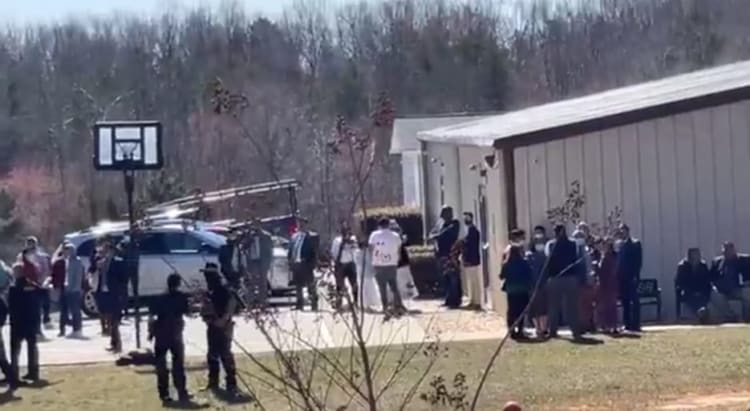 Feligreses se enfrentan en iglesia de pastor que echó a hispano y que hoy está preso