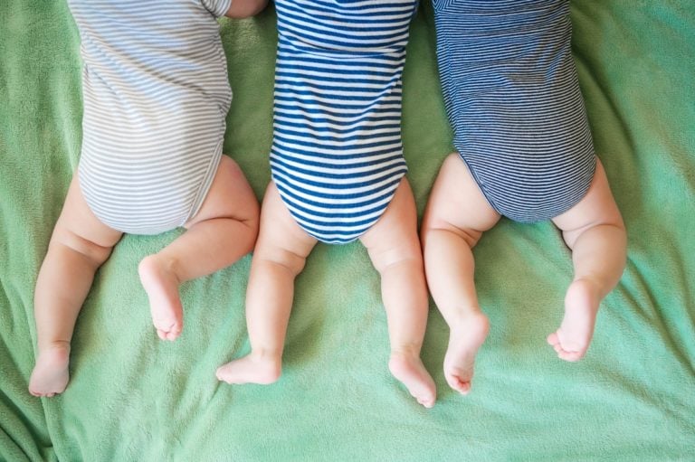 Trillizos quedan huérfanos luego que mamá falleciera por coronavirus y papá en accidente (FOTOS)