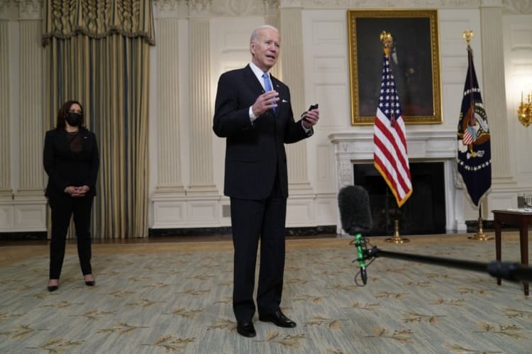 Biden cede ante demócratas moderados en el Senado y busca limitar la ayuda de $1,400