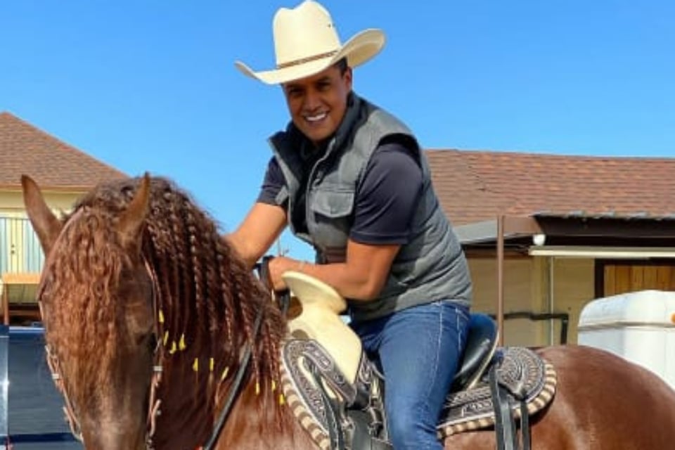 Charro mexicano que ‘ofendió’ a hispanos en nueva polémica por presunta foto sexista featured image