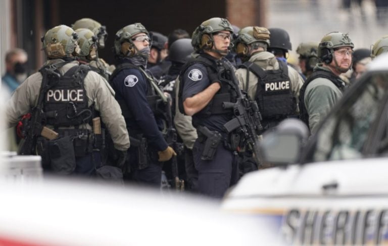 Identifican al autor del tiroteo que dejó 10 muertos en Colorado