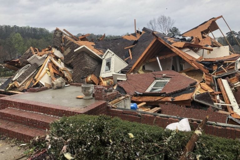 Ciudad de Georgia descrita como ‘zona de guerra’ tras devastador tornado (FOTOS)