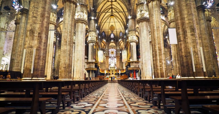 Mujer da cachetada a un sacerdote en plena misa de Semana Santa (VIDEO)