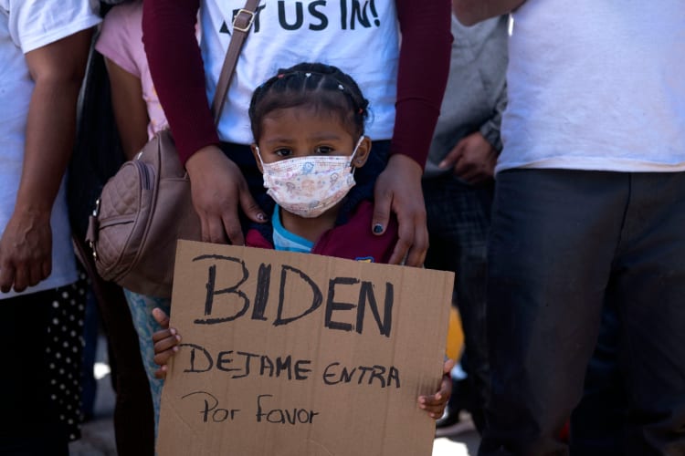 Miles de niños inmigrantes ‘no acompañados’ saturan frontera sur de EE.UU.