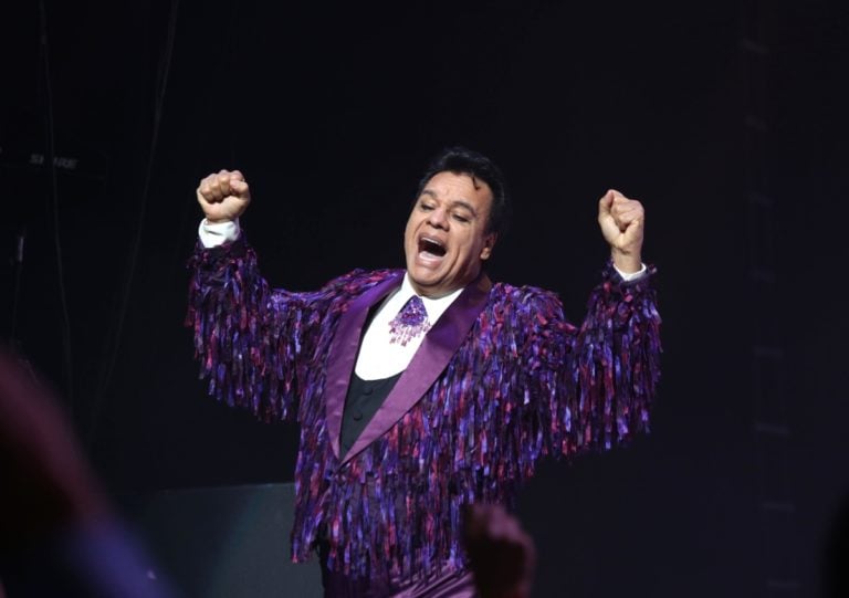 «Sigue vivo» Aparece un video de Juan Gabriel desde la alberca invitando a un evento (VIDEO)