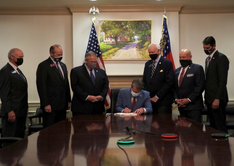 Georgia: Gobernador Kemp firma un proyecto de ley electoral republicano en medio de una protesta
