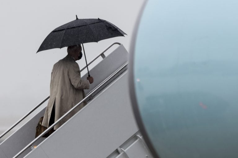 Biden casi tropieza por las escaleras del Air Force One, pero esta vez evita caer