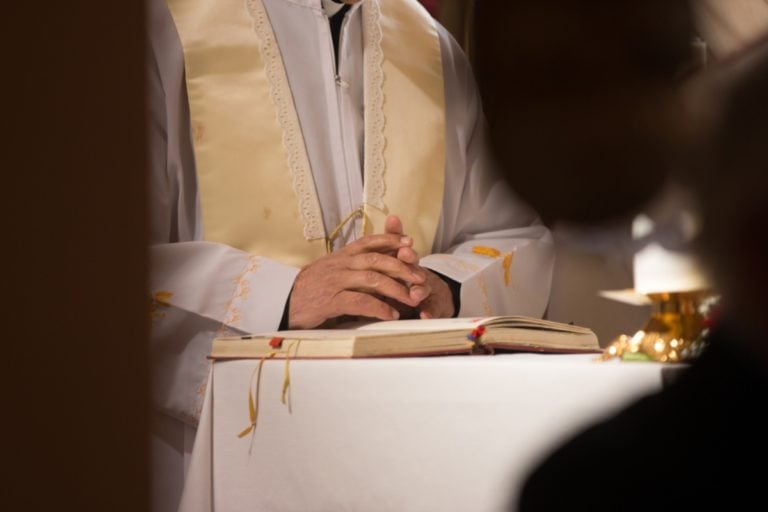 Acusan a sacerdote y dos mujeres por tener sexo en el altar de su iglesia