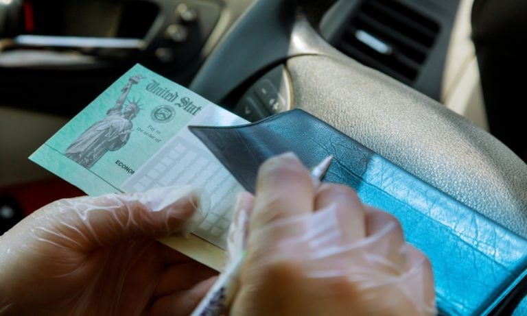 Si no ha recibido su cheque de $1,400, puede que le llegue por correo