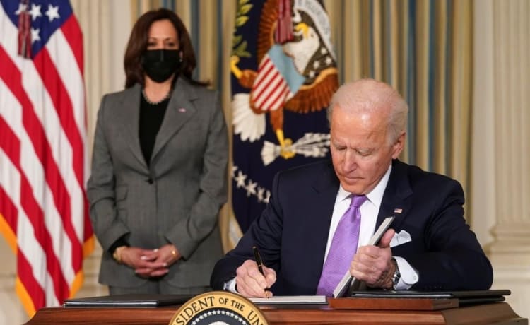 Biden firmará el viernes el plan de rescate que incluye cheques de ayuda