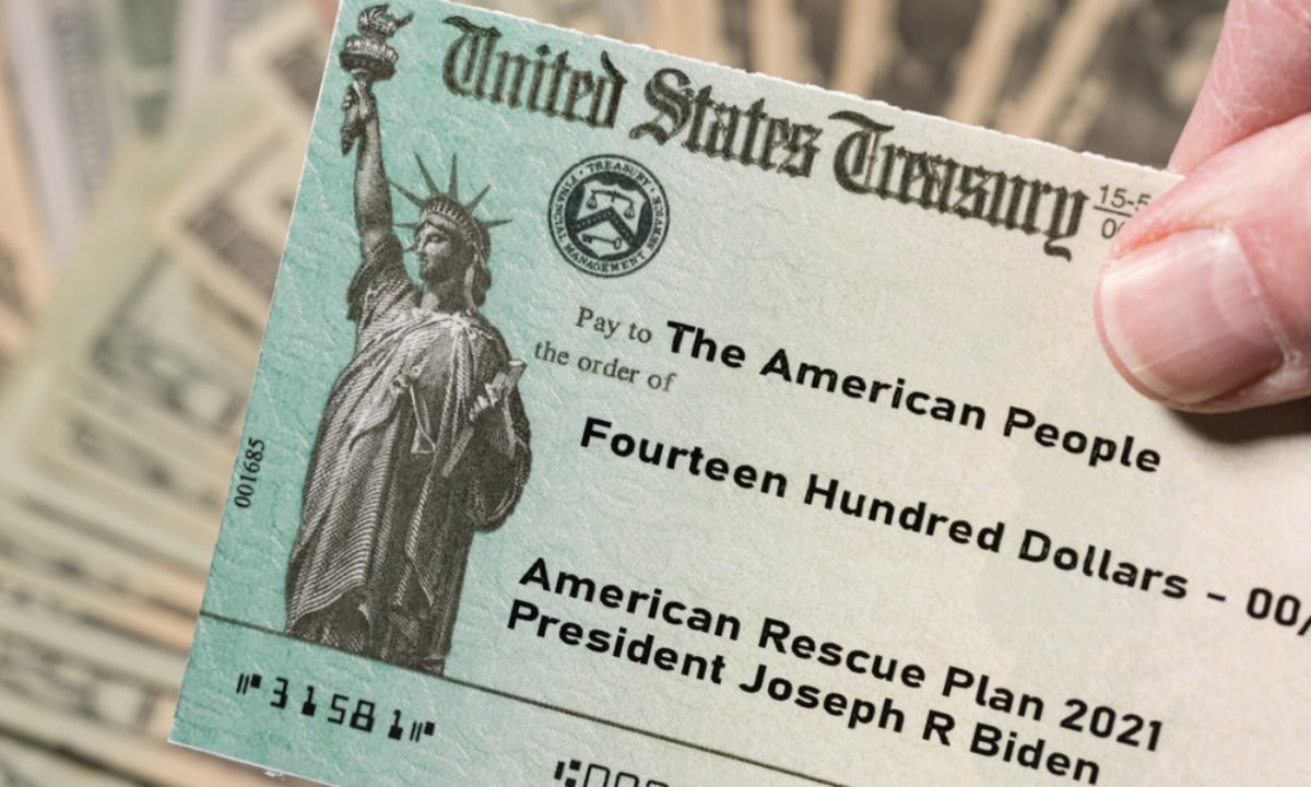 ¿Cuándo enviarán los cheques y las tarjetas de débito con los $1,400 dólares?
