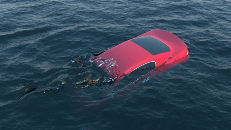 Dramático rescate de una mujer de 73 años que cayó en su carro en un lago featured image