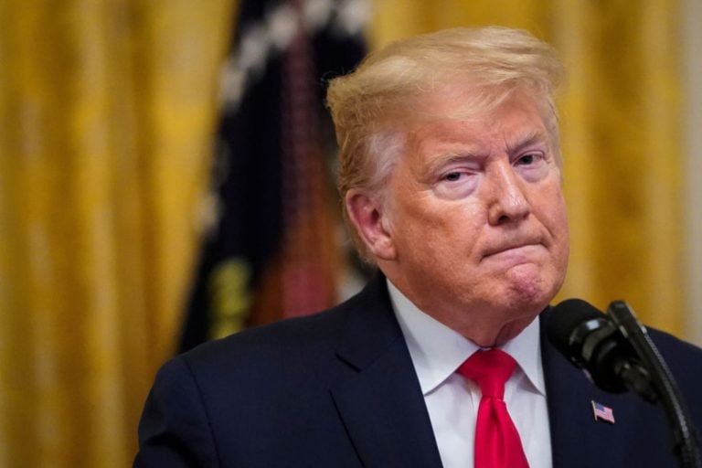 Museo de Texas retira figura de cera de Trump luego de que visitantes siguieran golpeándola