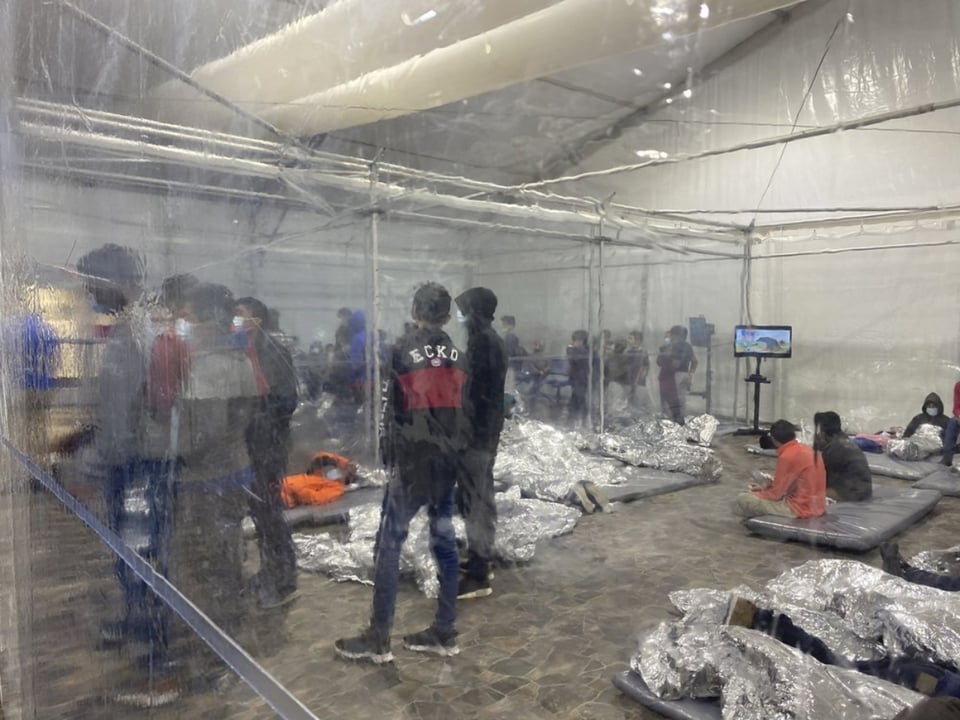Juez ordena a ICE hacer pruebas de covid a migrantes antes de transferirlos