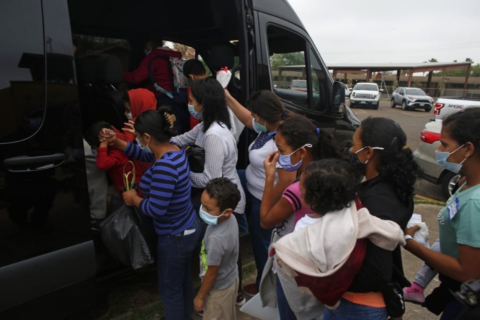 Familias migrantes son liberadas sin notificación judicial ni papeleo featured image