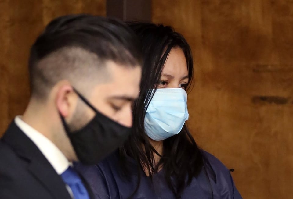 Madre hispana acusada de asesinar a sus tres hijos y usar cuchillo como arma featured image
