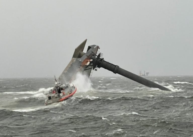 Docena de personas desaparecidas luego de que barco se volcara frente a la costa de Luisiana