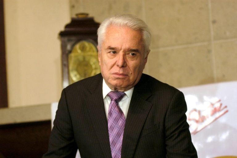 ¡Pidieron apoyo de paramédicos! A Enrique Guzmán le sangra la nariz y casi colapsa tras acusaciones de Frida Sofía