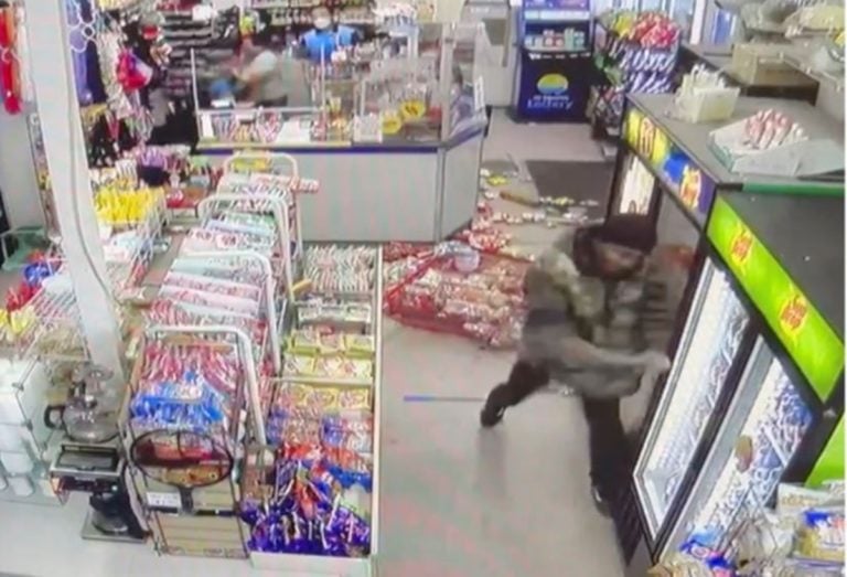 Hombre con palo de metal destroza tienda de asiáticos y lanza insultos racistas (Video)