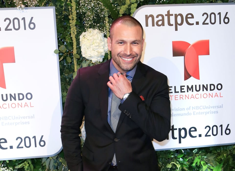 Rafael Amaya se quita la camisa para ver su tonificado torso pero sus pectorales causan ‘controversia’ (FOTO)
