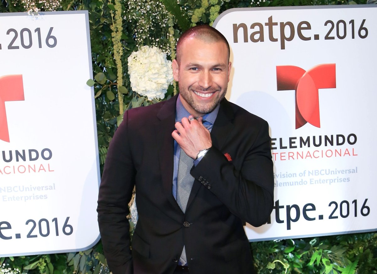 Rafael Amaya se quita la camisa para ver su tonificado torso pero sus pectorales causan ‘controversia’ (FOTO)