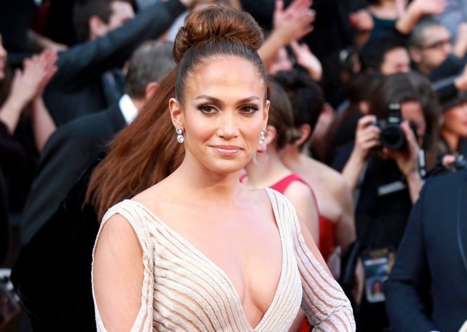 ¡Como si no trajera nada! JLo posa en la playa en traje de baño color carne (FOTOS) featured image