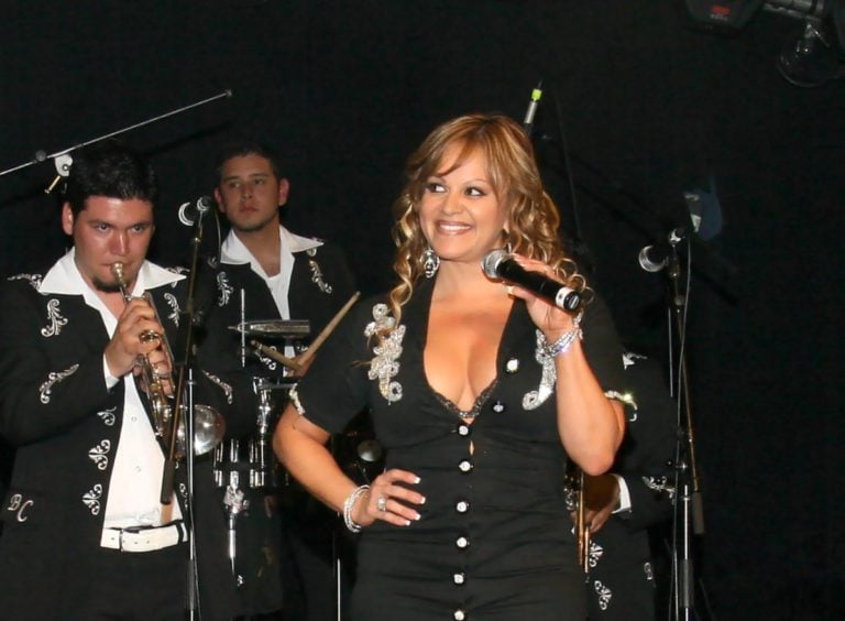 Tía de Jenni Rivera ventila video nunca antes visto de cuando era agente de bienes raíces (VIDEO)