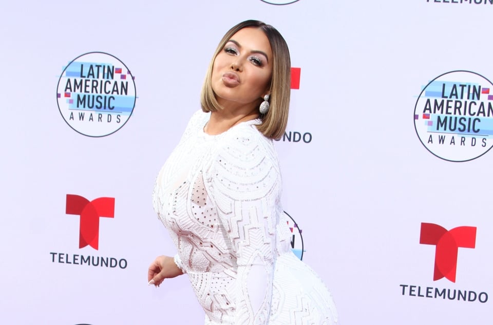 Chiquis Rivera se abre la bata y deja ver su ropa interior (VIDEO) featured image