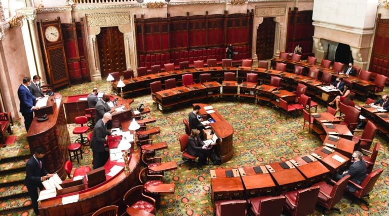 Demócratas de NY discuten sobre ayudas por desempleo para trabajadores indocumentados
