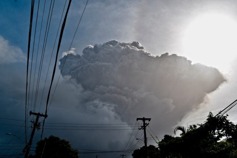 San Vicente espera nuevas erupciones mientras llega la ayuda y miles siguen evacuados