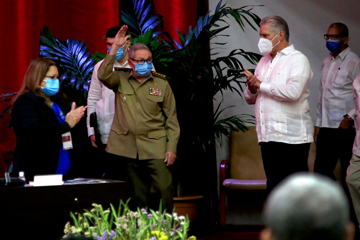 Raúl Castro renuncia a la dirección del Partido Comunista y pone fin a una era en Cuba