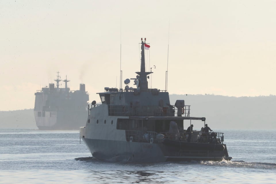 Indonesia halla artículos de submarino, que estaría hundido, y descartan sobrevivientes