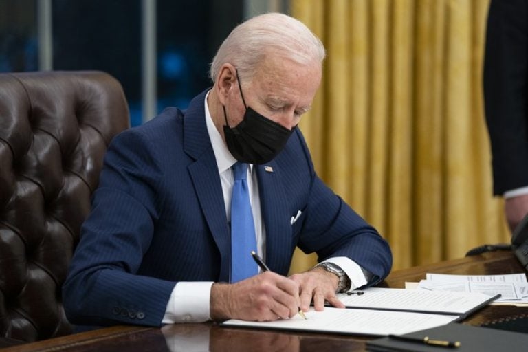 Proyecto de estímulo de Biden podría llevar más dinero a las familias estadounidenses