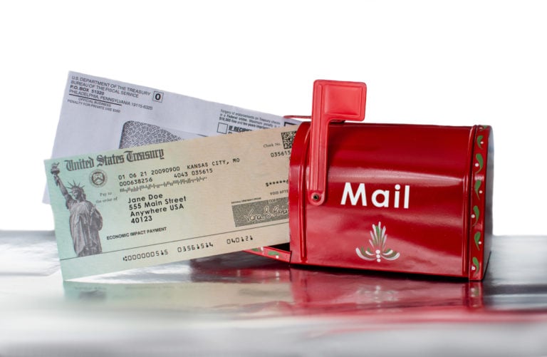 ¿Quiénes recibirán su tercer cheque con el quinto lote del IRS?