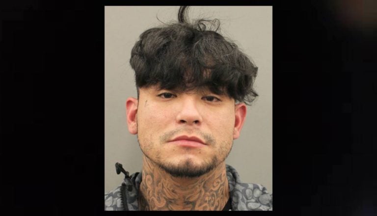 David Mena Jr. es detenido con un rifle AR-15 a punto de atacar un club