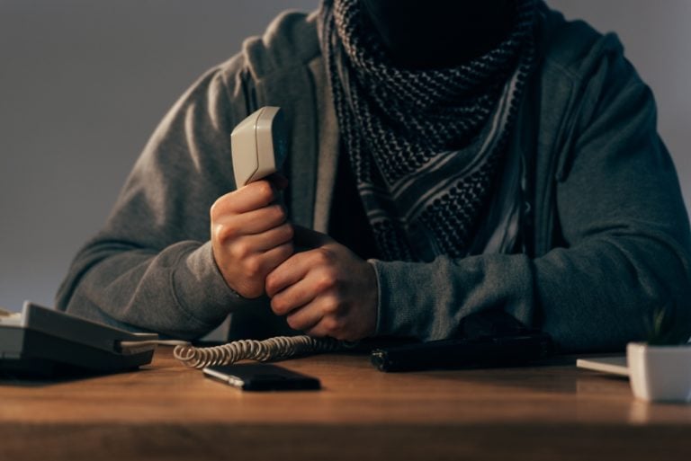 Policía hispano graba mujer teniendo sexo oral y ahora ella es víctima de extorsión (FOTOS)