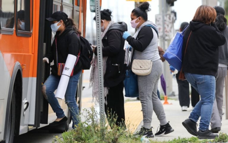 Abuela mexicana es golpeada brutalmente en autobús de Los Ángeles tras ser confundida con asiática