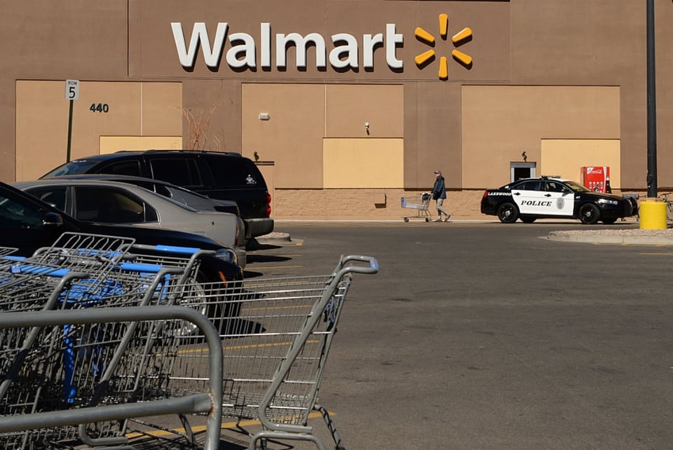 Buscan a sospechoso de apuñalar a hombre y lanzar cloro a mujer en un Walmart