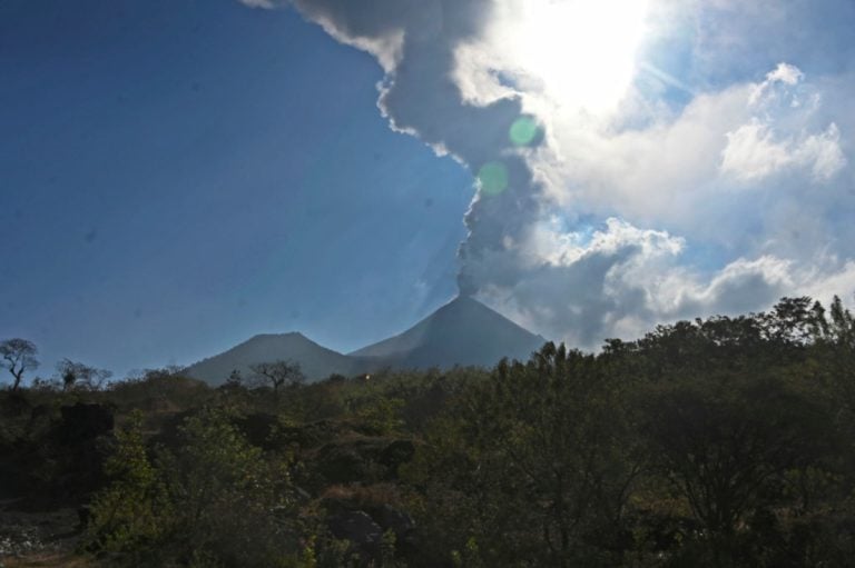 Volcán en San Vicente entra en erupción tras advertencia de amenaza «inminente»
