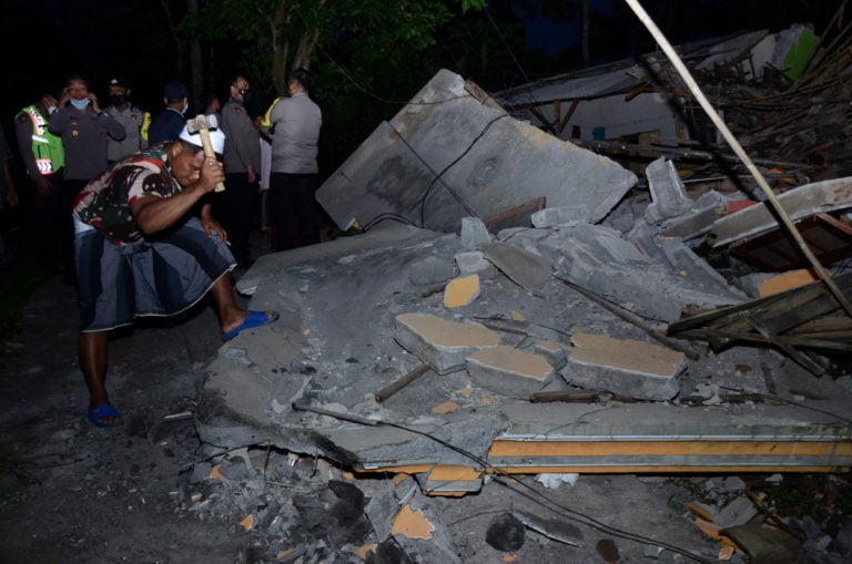 Confirman 7 muertos tras sismo de 6.0 en Indonesia: