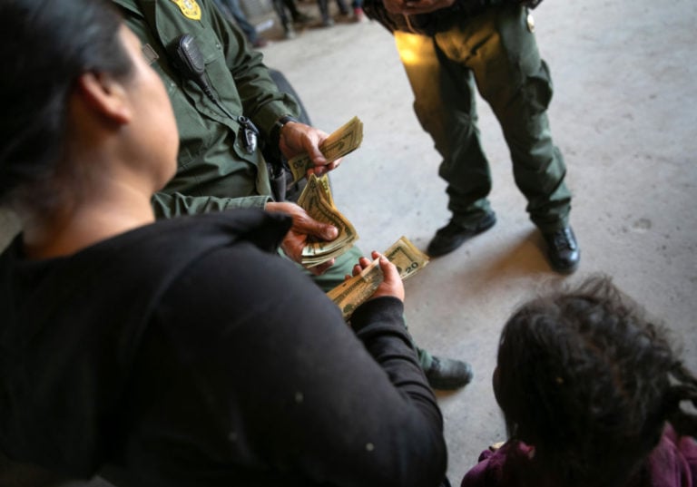 Gobierno de Biden advierte que niños migrantes podrían ser deportados