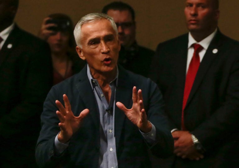 Jorge Ramos informa a cuántos inmigrantes les tiene que dar sus papeles Biden