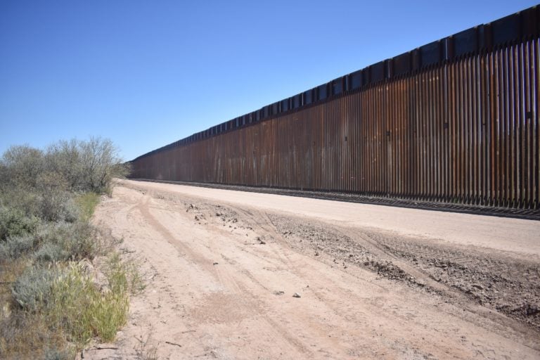 Contrabandistas arrojan niñas desde el muro de frontera de EE.UU. con México (VIDEO)