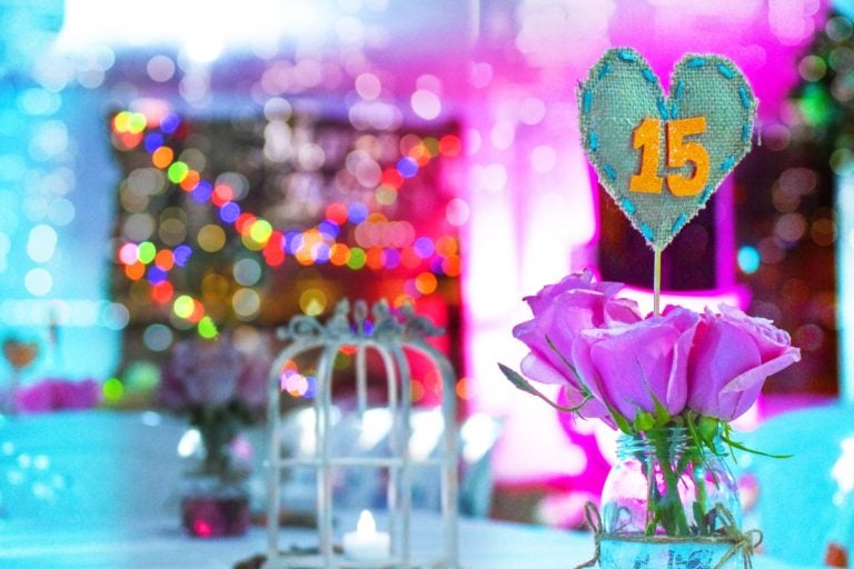 Quinceañera regala banquete a migrantes porque faltaron varios de sus invitados (FOTOS)