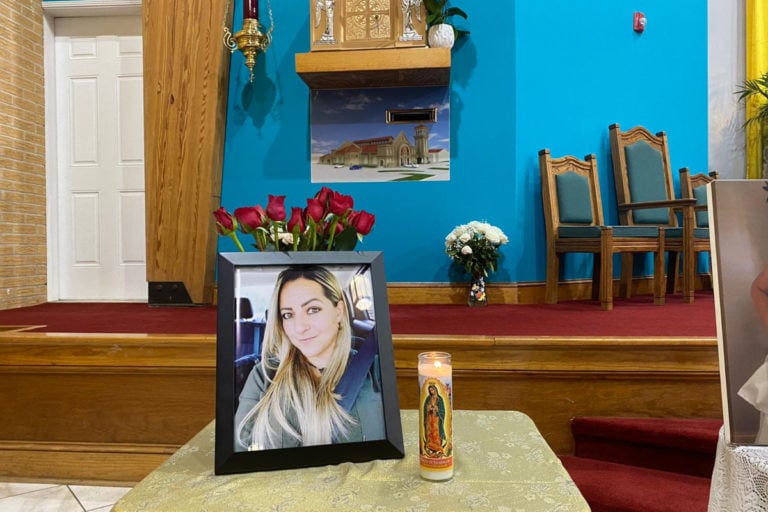 Esposo de Rossana Delgado devastado en misa que se ofreció por su eterno descanso