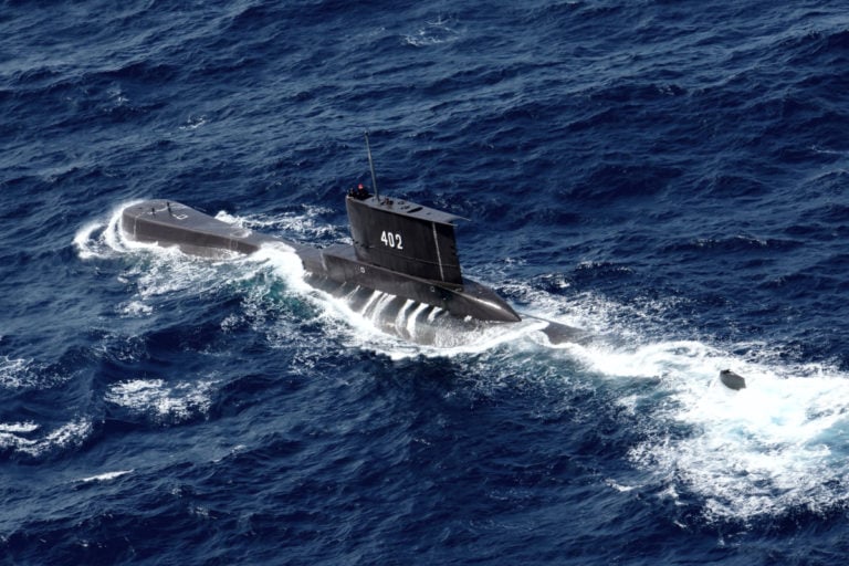 Buscan submarino perdido en Indonesia