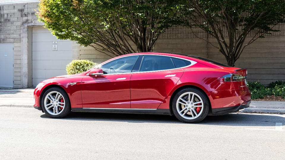 Elon Musk defiende a su Tesla tras accidente con supuesto conductor automático featured image